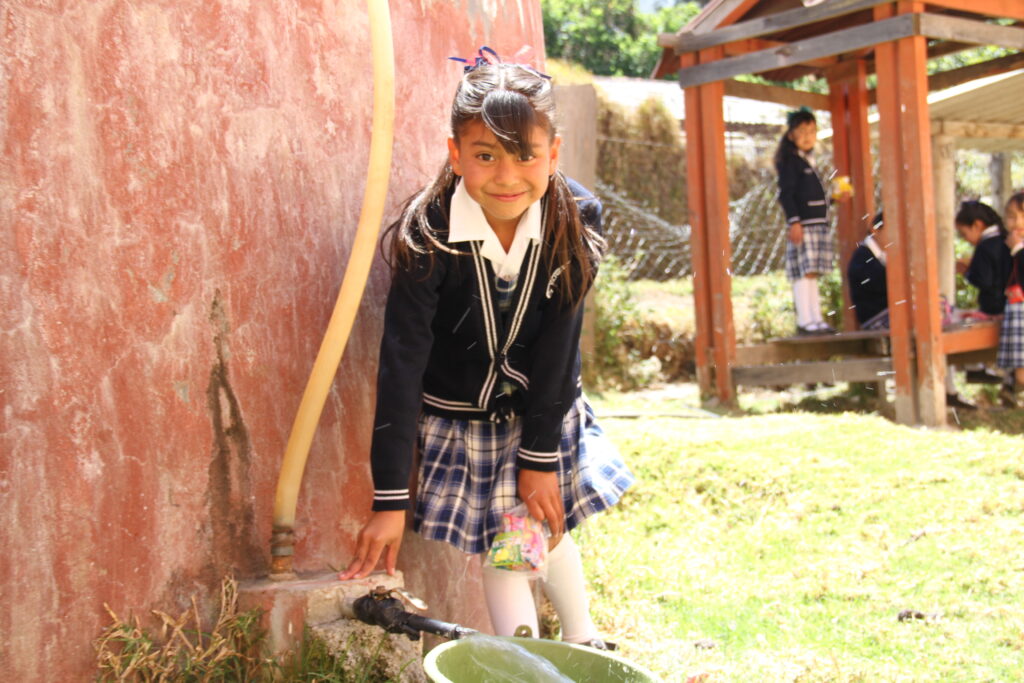 NIños y niñas del ejido San Juan Zitácuaro utilizan cisternas de captación de agua de lluvia para el riego de viveros como parte de las sesiones de educación ambiental